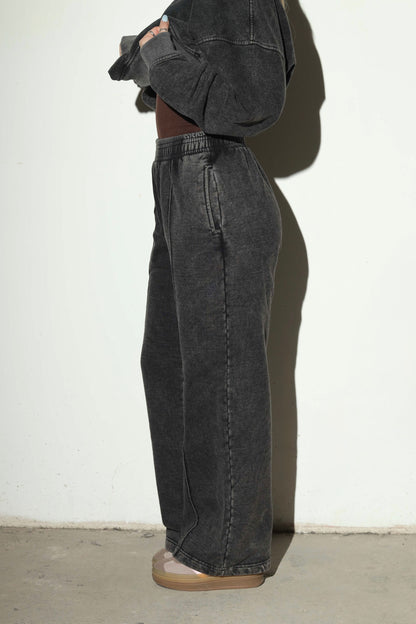 Pantalón wide leg negro acid wash - detalle pretina elasticada
