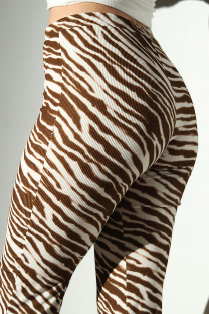 Calza soft flare cebra marrón - look completo