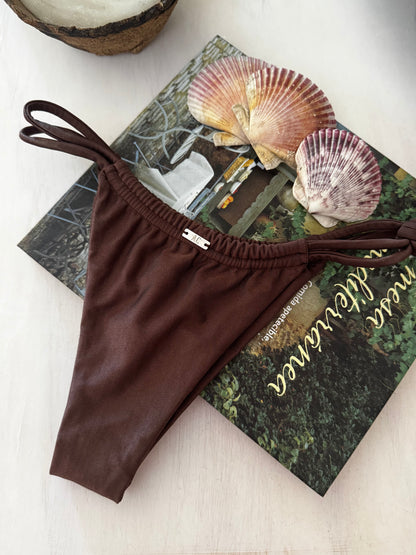 Bottom bikini Areia café moccha - detalle placa plata