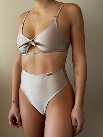 Bottom bikini tiro alto colaless arena brillante - vista trasera