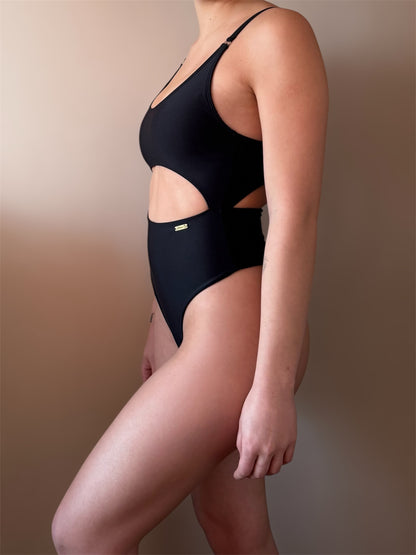 Traje de baño entero negro Capri - look completo en la playa