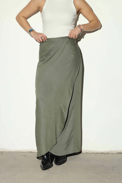 Falda larga verde musgo - look completo en la playa
