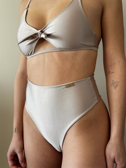 Bottom bikini tiro alto colaless arena brillante - Areia Concepts