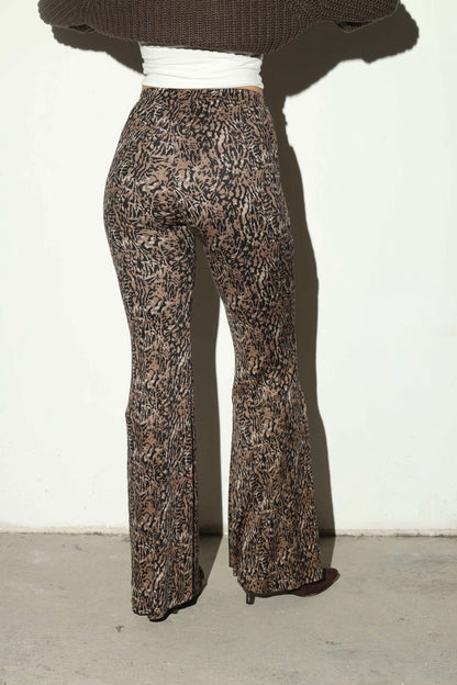 Calza soft flare animal print café - detalle silueta acampanada