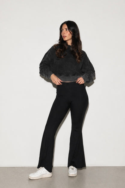 Calza soft flare negro - detalle silueta acampanada