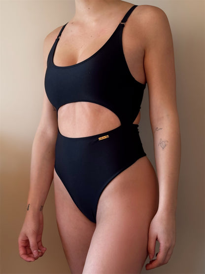 Traje de baño entero negro Capri - detalle copas y breteles