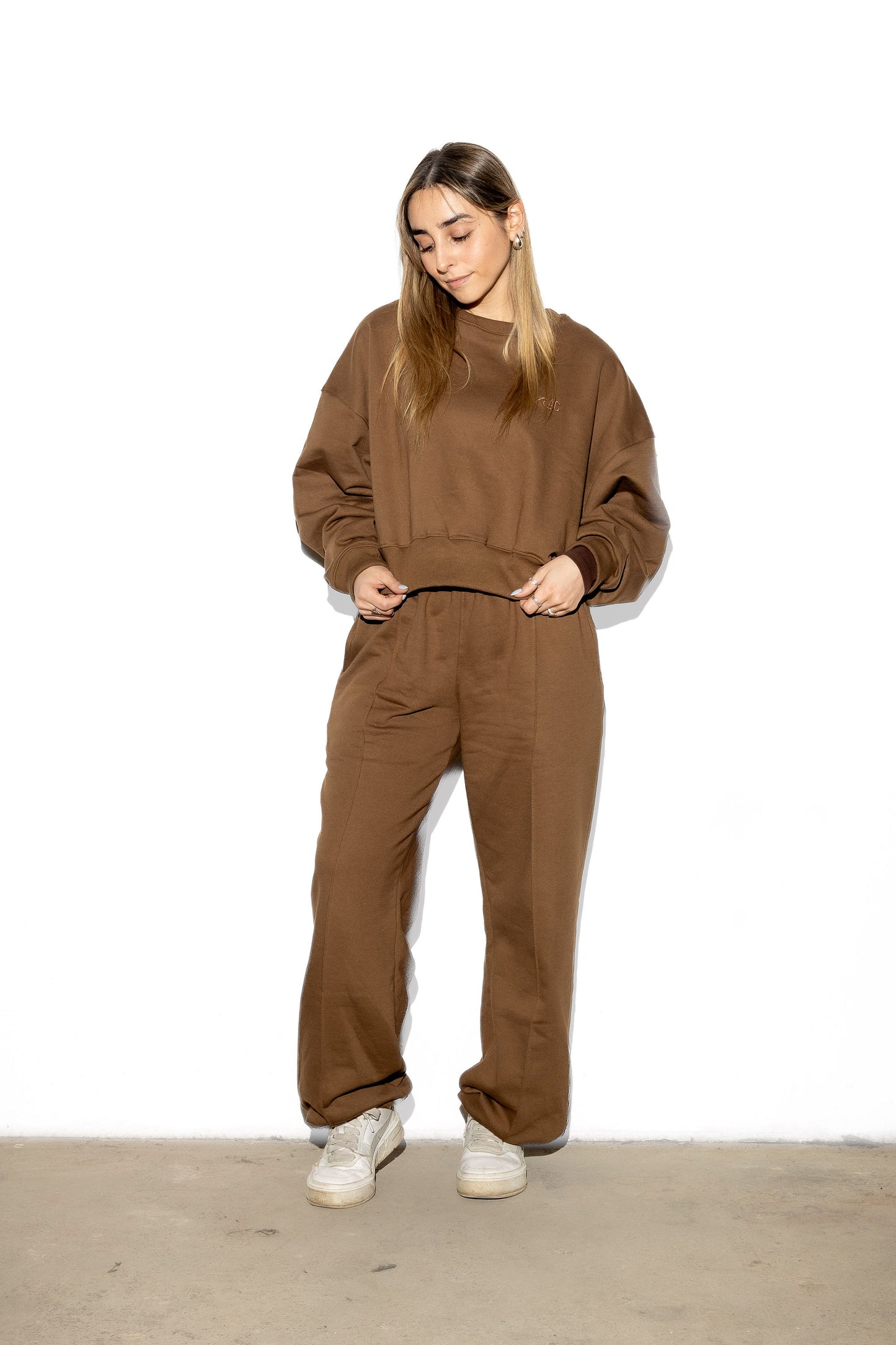 Pantalón palazzo café moca de Areia Concepts, fit relajado