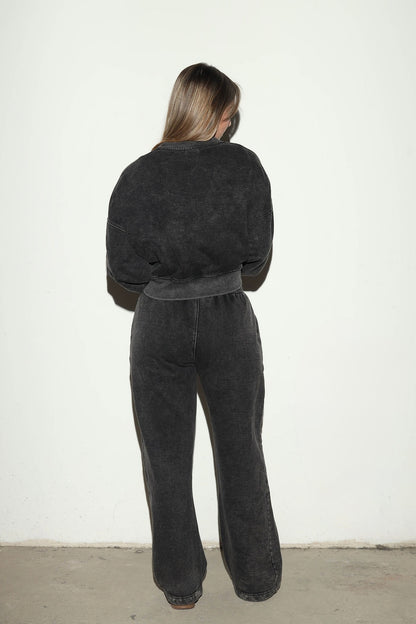 Polerón boxyfit negro acid wash - vista lateral hombro caído