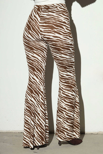 Calza soft flare cebra marrón - detalle silueta acampanada